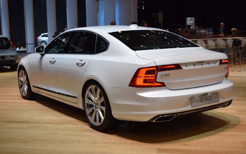 Volvo S 90 con conductor