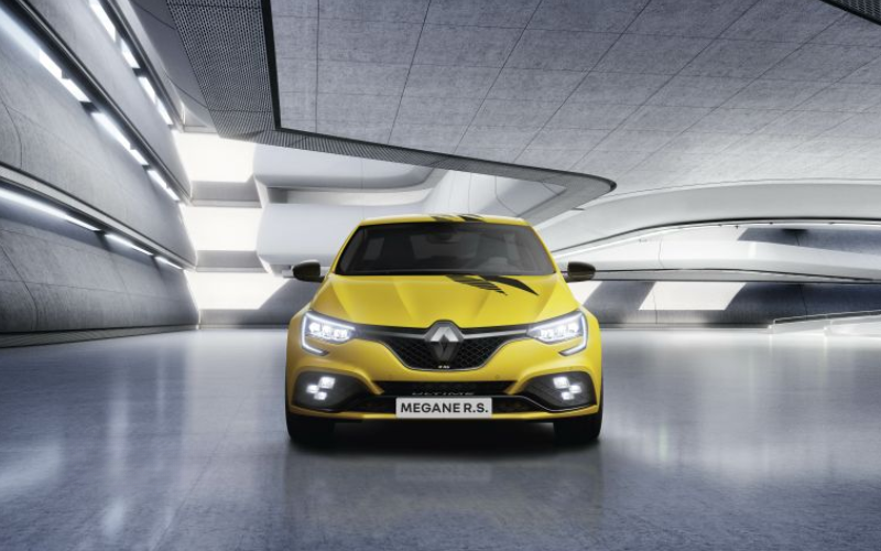 Renault Megane mit Fahrer