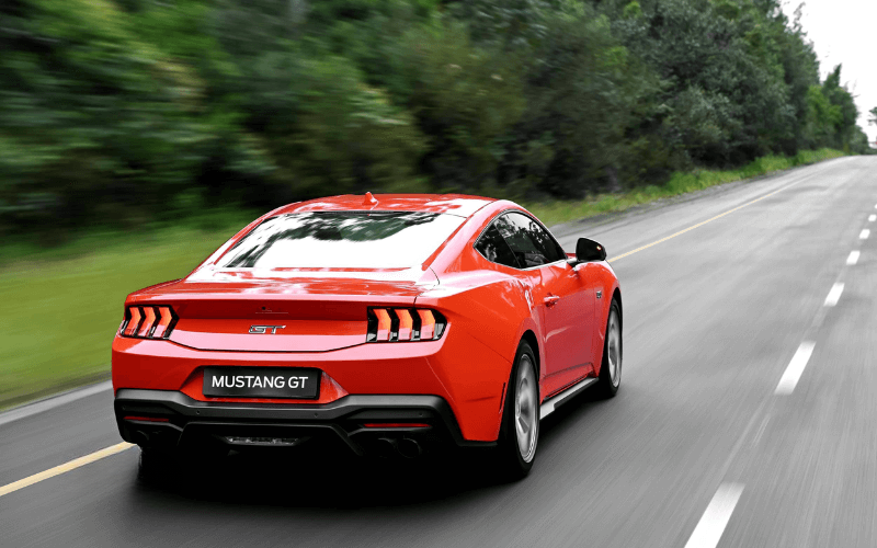 在迪拜租用 2024 款福特野马 GT 5.0L V8