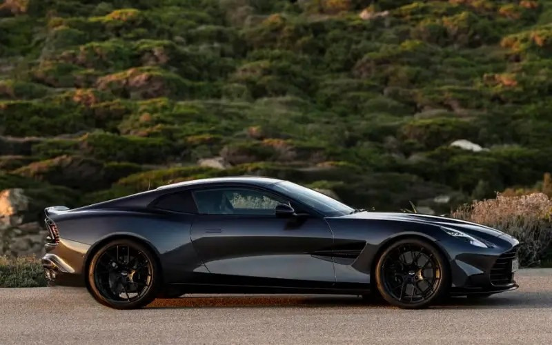 أستون مارتن فانكويش دبي 2024