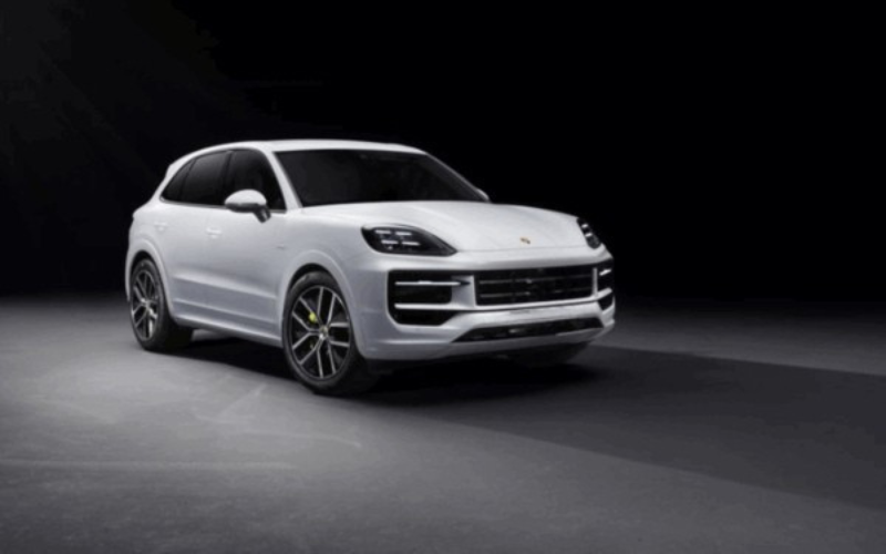 2025 Porsche Cayenne Hybrid Rental in Dubai