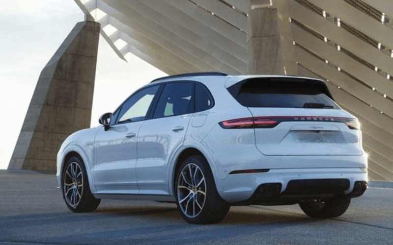 2025 Porsche Cayenne Hybrid Rental in Dubai